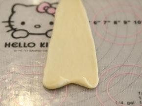 翻面，底部切一小口。
