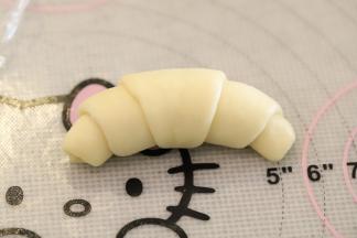 卷成牛角的形状。