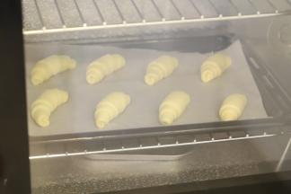 发酵箱设置温度33度，湿度80度，发酵至1.5倍大。