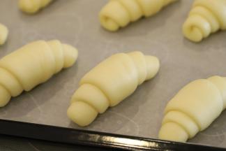 取出面包胚，轻按表面，缓慢回缩即发酵好了。