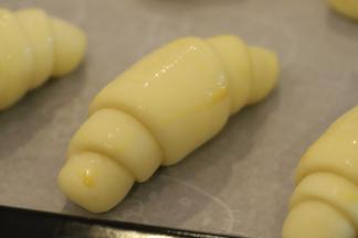 面包胚表面均匀地刷上一层薄薄的蛋黄液。