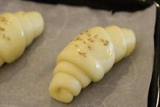 再放上一些白芝麻。