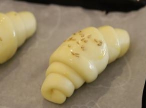 再放上一些白芝麻。