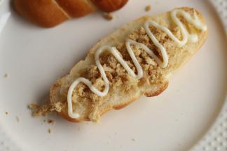 将牛角包横切开，挤上沙拉酱，放上肉松。