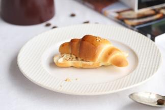 美味的肉松牛角包汉堡就做好了。