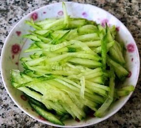 黄瓜切成丝午餐肉也同样这样切成丝