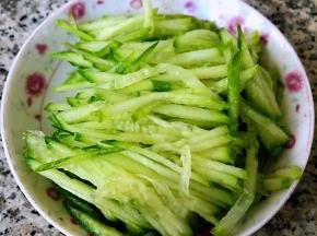 黄瓜切成丝午餐肉也同样这样切成丝