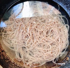 锅中烧开水放入荞麦冷面大火煮三分钟煮熟而不软烂即可