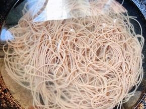 锅中烧开水放入荞麦冷面大火煮三分钟煮熟而不软烂即可