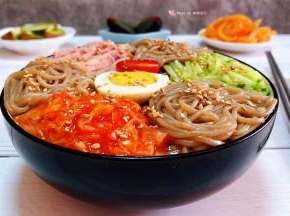 看着就是一碗有故事的荞麦冷面哦