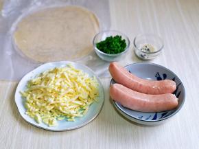 准备食材，小葱去皮切葱花。