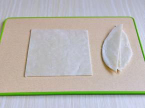 取一张手抓饼，将四边切掉，剩下的一个方形手抓饼。