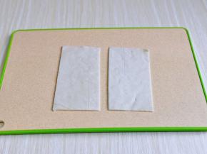 再从方形中间切开，如图所示。