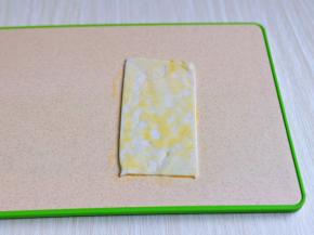 取一片手抓饼刷上蛋液。