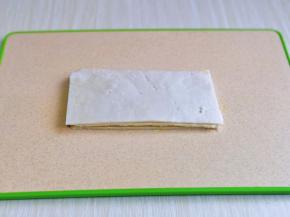 再叠加上一块，刷上蛋液。