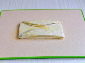 再把边角放在两侧，如图，刷上蛋液。