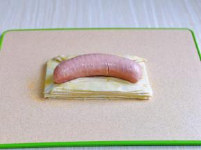 把切花刀的香肠放在中间。