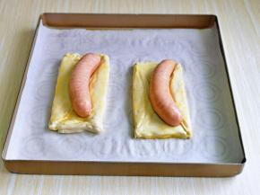 两个依次做好，小心移到垫好油纸的烤盘中。