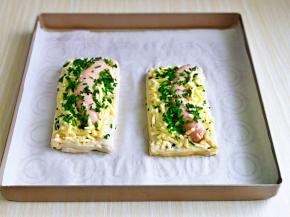 再放上马苏里拉芝士，最后撒上葱花。