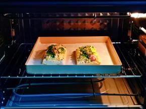 入烤箱中层，上下200度烤18分钟。(烤箱温度及时间仅供参考)