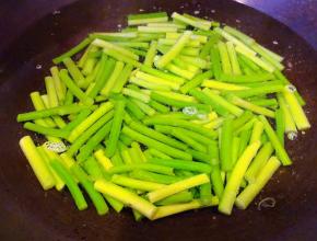 锅中烧开水放入蒜苔焯水断生后立即放入冷水中过凉