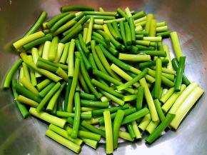 蒜苔洗净切成约四厘米长的小段