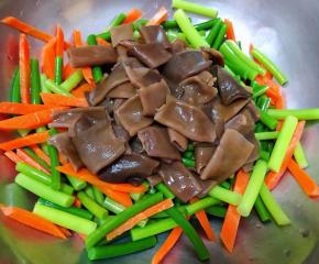 海肠、蒜苔、胡萝卜放入容器中