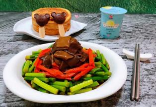 面包和酸奶是早餐不可缺少的营养成分还搭配了可爱的熊宝宝巧克力