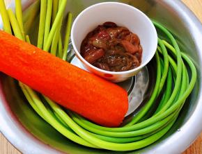 准备原材料海肠、蒜苔、胡萝卜
