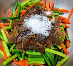 放入调味料糖、盐、涝汁、辣味鲜、味精、醋