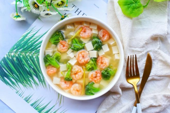西兰花虾仁豆腐汤