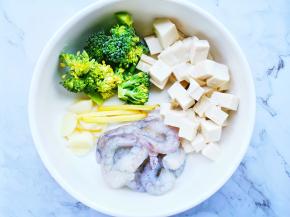 准备好所有食材，西兰花切小朵放入加盐的凉水中浸泡5分钟然后清洗干净，