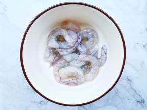 虾仁去虾线加盐料酒腌制5分钟。