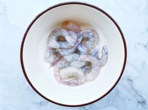 虾仁去虾线加盐料酒腌制5分钟。
