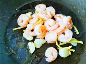 锅中热油，加入姜蒜爆香，加虾仁炒变色，