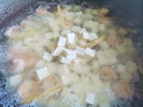 倒入豆腐再次煮开，