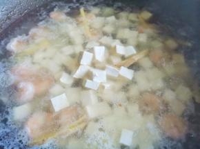 倒入豆腐再次煮开，