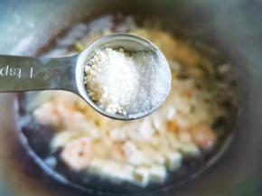 加半勺盐、半勺胡椒粉调匀。