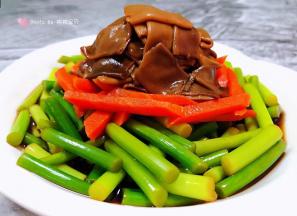 调味料拌匀入味海肠、蒜苔、胡萝卜装入盘中就大功告成了