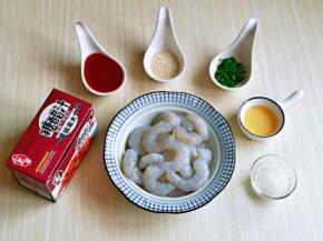 准备食材及酱料。