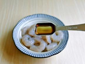 虾仁洗干净，淋干水分放入器具中，加入一勺料酒去腥。