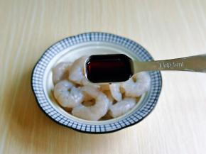 再加入一勺生抽提鲜。