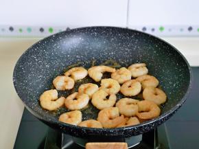 炒制变色后立即盛出，装盘备用。