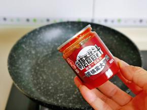 锅中流底油，倒入糖醋汁。