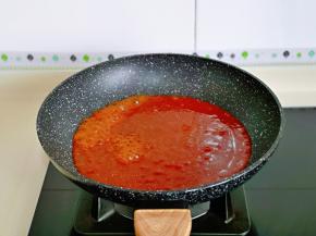 中火将其烧开。