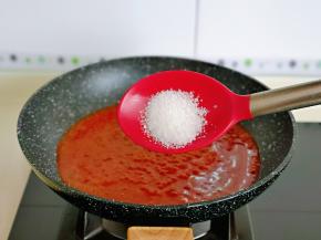 加入2克白砂糖。(糖也可以不放，根据个人喜好来)