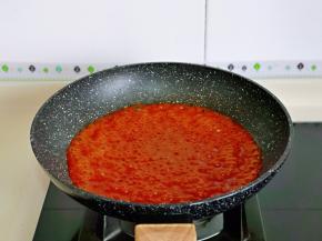 中火将糖醋汁烧制浓稠。