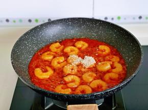 撒上熟白芝麻，继续翻炒。