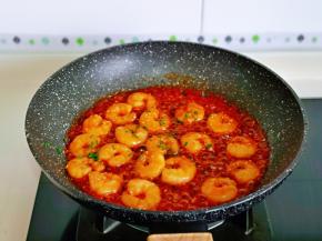 待糖醋汁裹满每个虾仁浓稠时，即可关火，撒上葱花，借助余温翻炒均匀即可出锅。