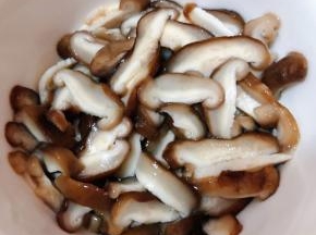 焯好水的香菇浸泡一会儿洗净沥干水分切成片状